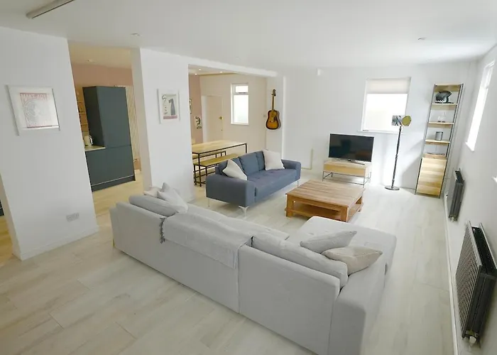 Spacious And Stylish London Pad