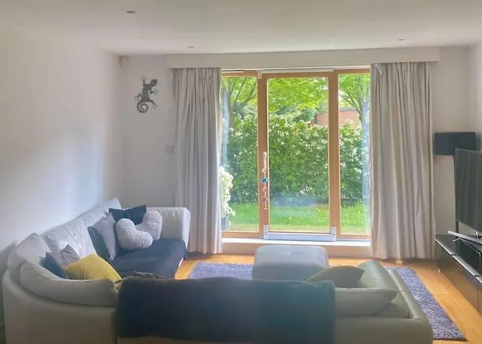 Lovely And Spacious Wimbledon Flat