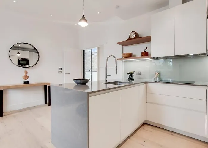 13 Borough Apartments - Contemporary 1-Bed, 1-Bath In Borough