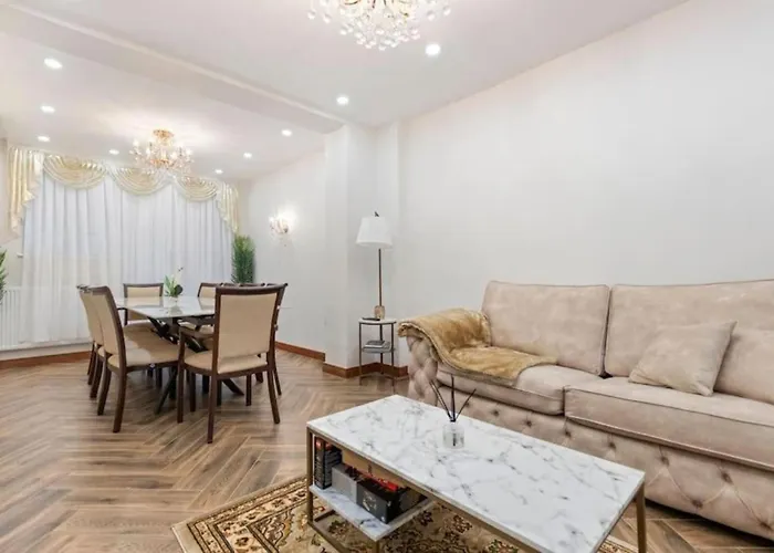Metro Majesty 5-Bedroom Gem In South Tottenham