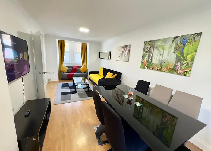 London 4 Bedrooms 3 Bathrooms with Garden House