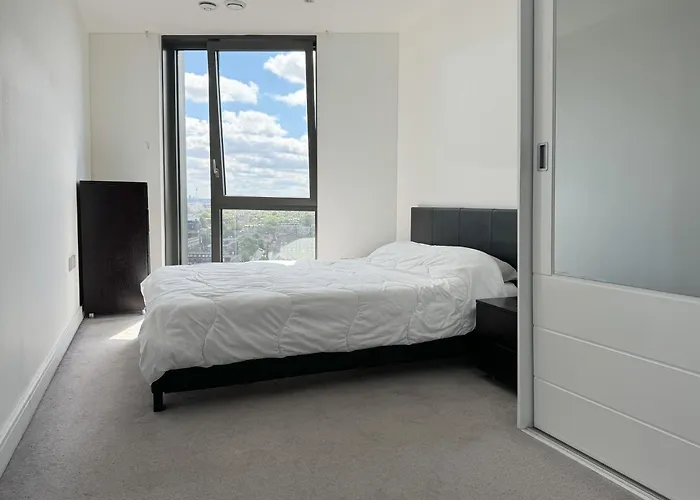 Modern Room In Lambeth With City Views