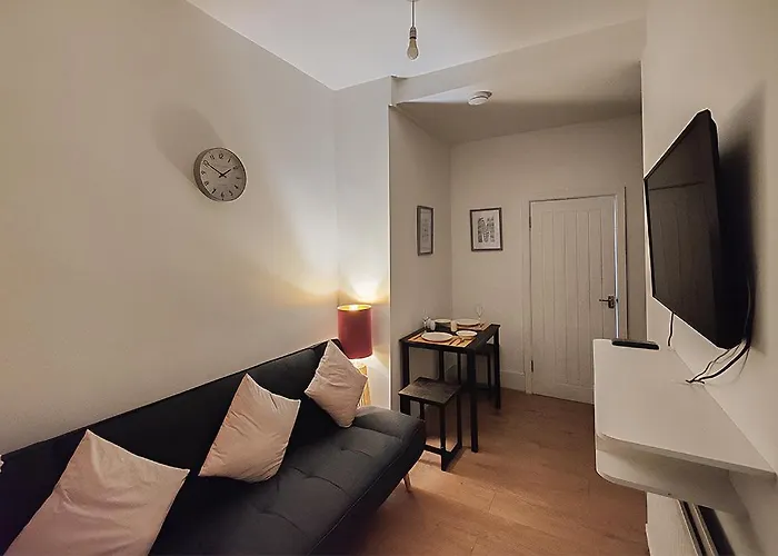 Cosy 2-Bed Flat, 8 Min To Tube