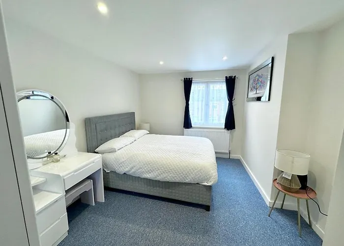 3Bed 2Bath House-Free Parking-Hi Speed Wifi-Garden-Entire Home-2Mins From Train Station