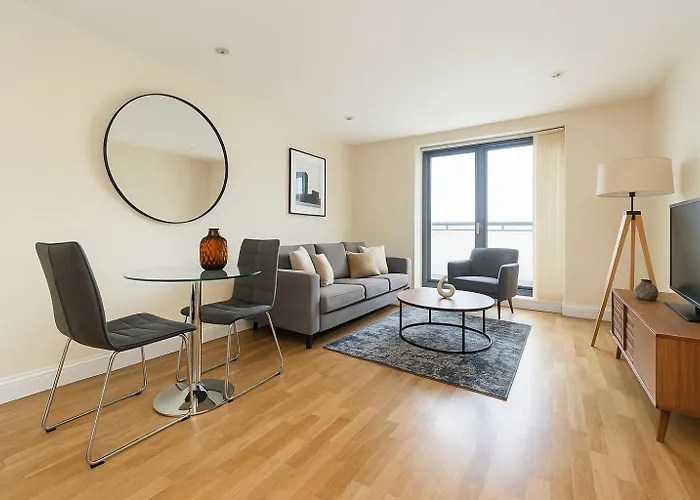 Stylish 1-Bed Flat In Greenwich - Steps From Dlr & City Views