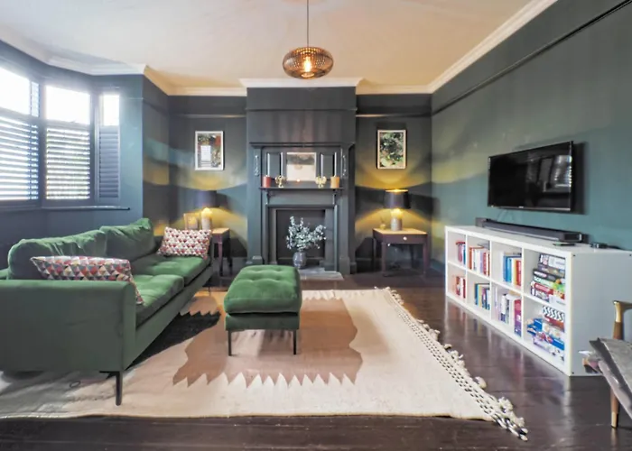 Modern Family Home With Garden And Parking In Kensal Green