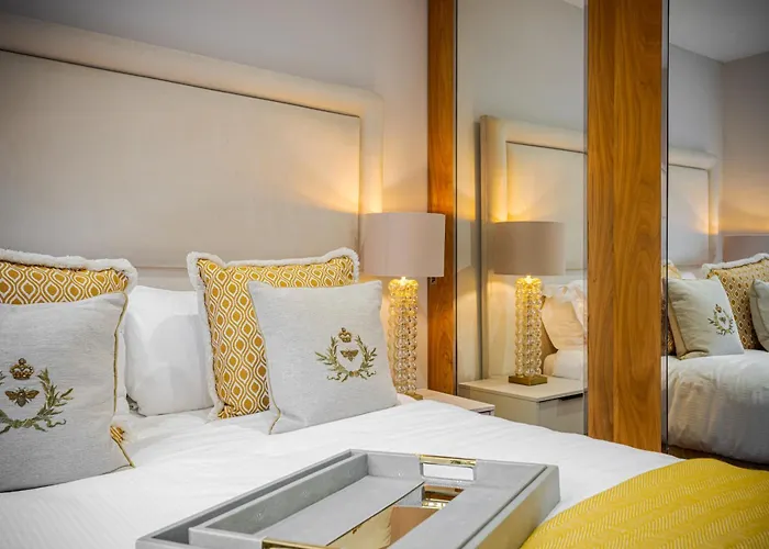 Elegant Ground Floor Apartment With Harrods View And Ac In Knightsbridge