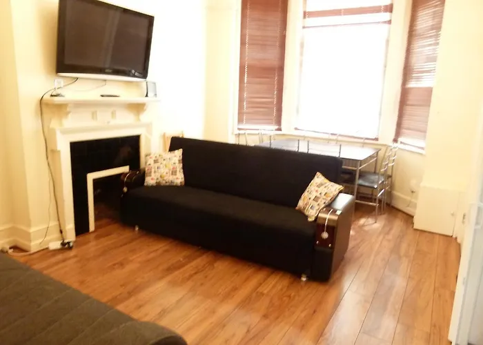 Beautiful Family Apartment Barons Court