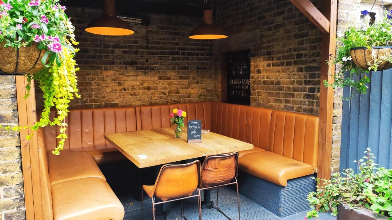 The Kilburn Arms Couette-café