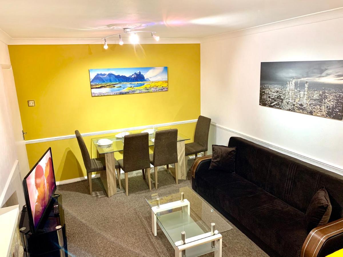 Apartment Spacious Excel 2 Bedrooms, Separate Reception, Kitchen, Full London