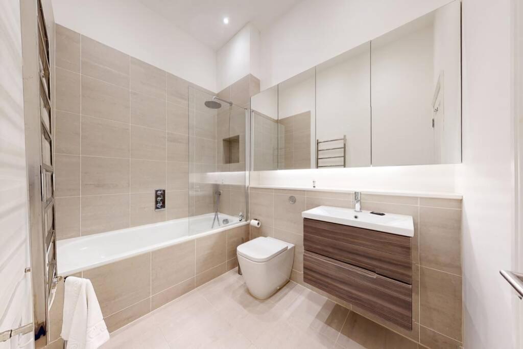 Modern 1 Bed Flat Camden 5 Min Walktube Station Londen