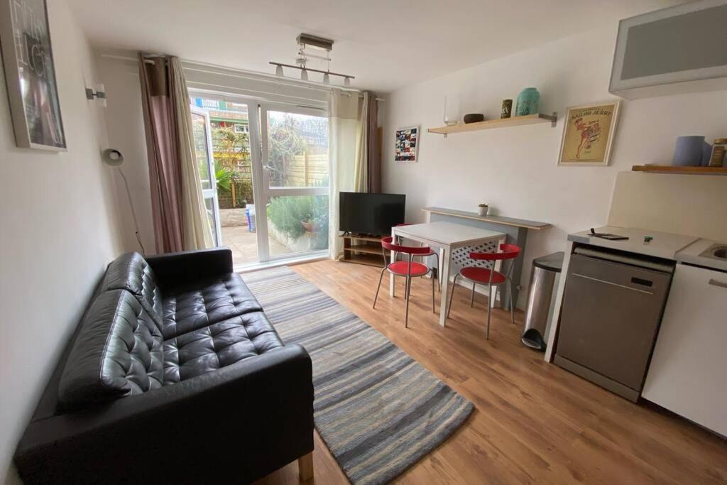 Appartamento Two Bedroom Garden Flat In Zone 2 *