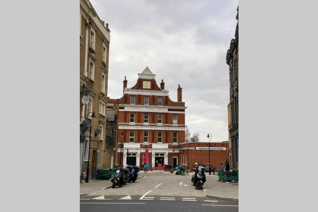 Two Bedroom Garden Flat In Zone 2 * Londra