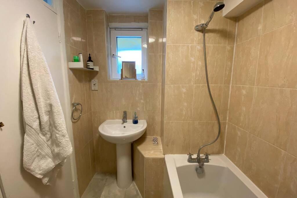 Appartamento Two Bedroom Garden Flat In Zone 2 *