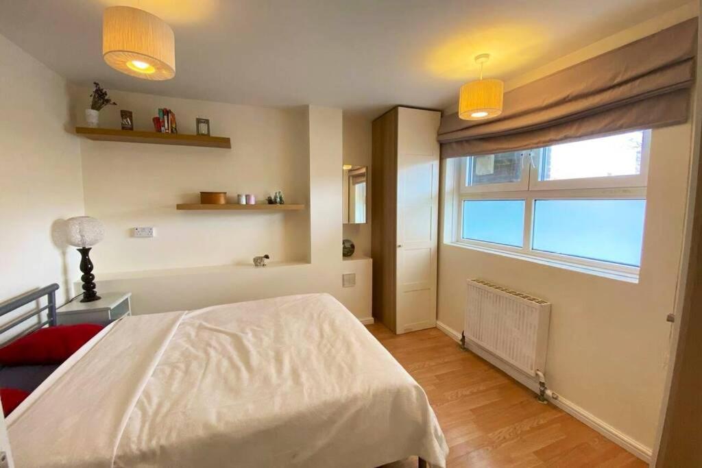 Two Bedroom Garden Flat In Zone 2 Londra