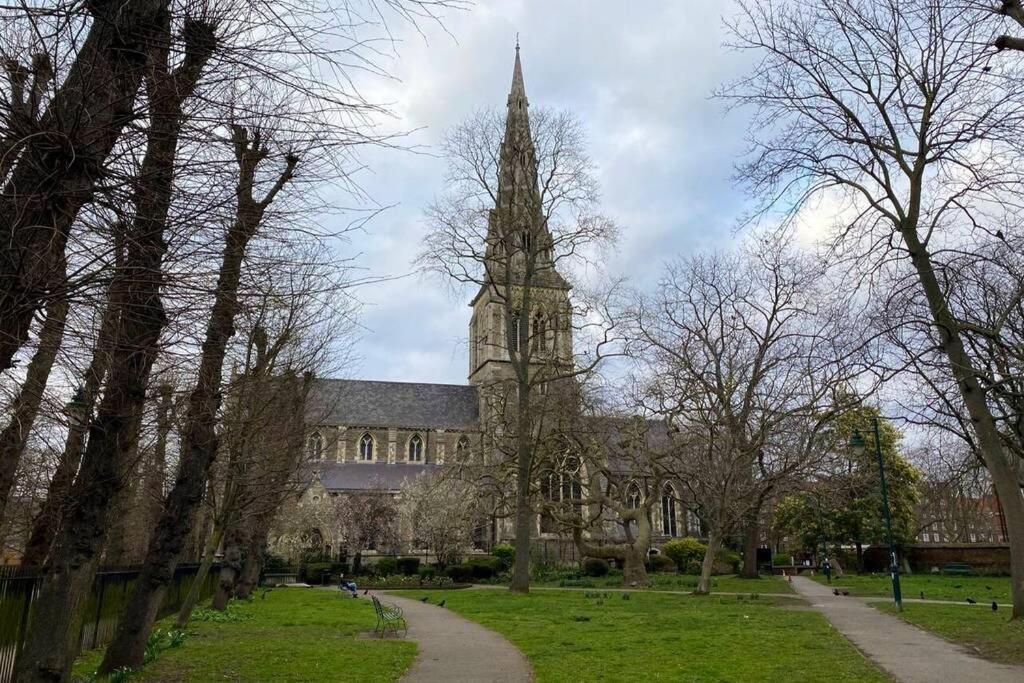 Two Bedroom Garden Flat In Zone 2 * Londra
