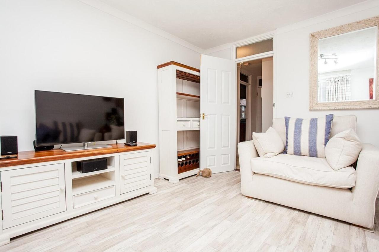 Apartment Modern And Spacious 1 Bedroom With Balcony London