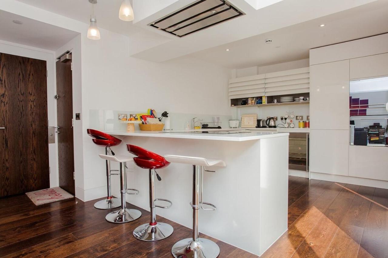 Beautiful Newly Renovated 2 Bed In Bank Appartamento