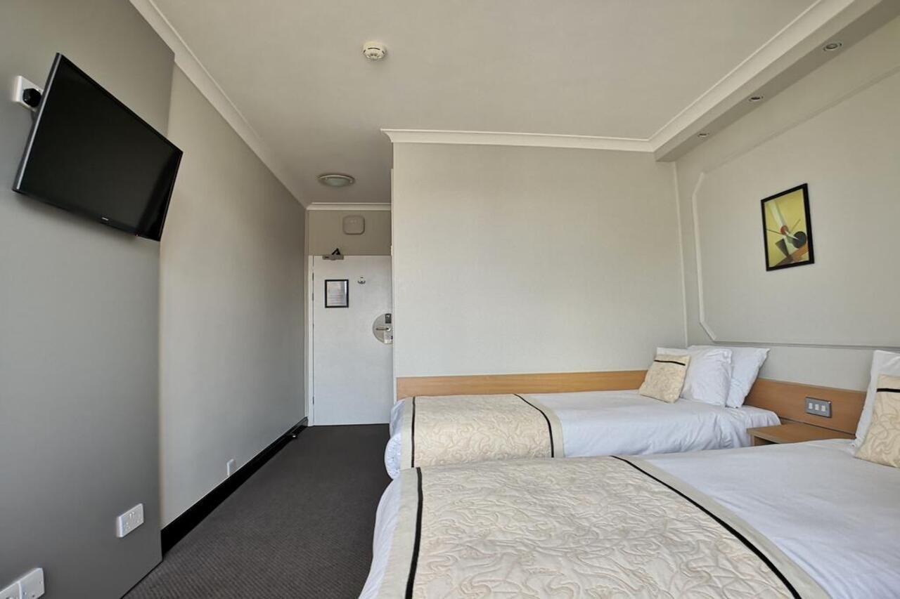 Lancaster Hall Hotel 3*