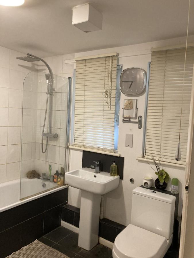 Stunning Ground Floor Garden - Entire Apartment, Centrally Located, With Free Off Road Parking By Flat & Wiffi, Beautifully Secluded, 3 Mins From Amenities Appartamento *