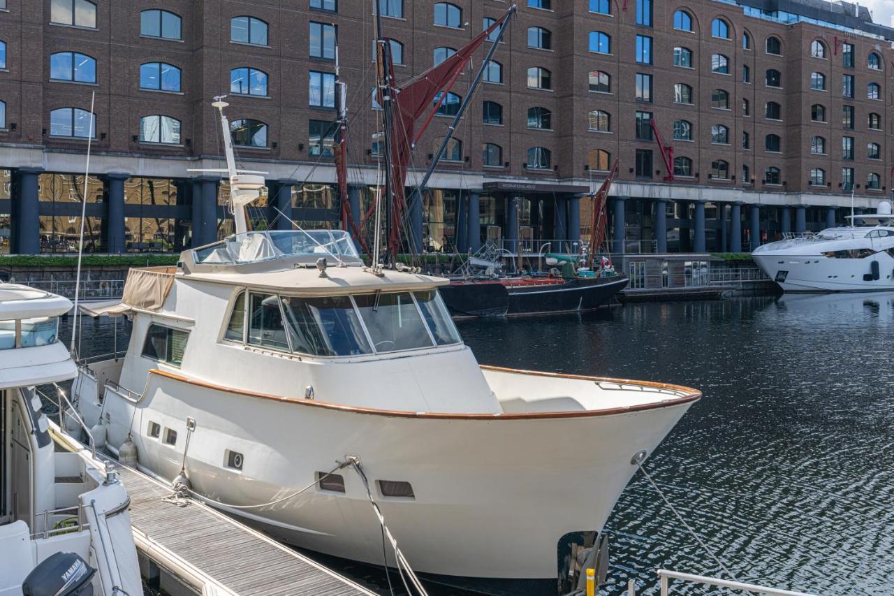 Rustic 2-bed Houseboat On The River Thames, In East Lejlighed