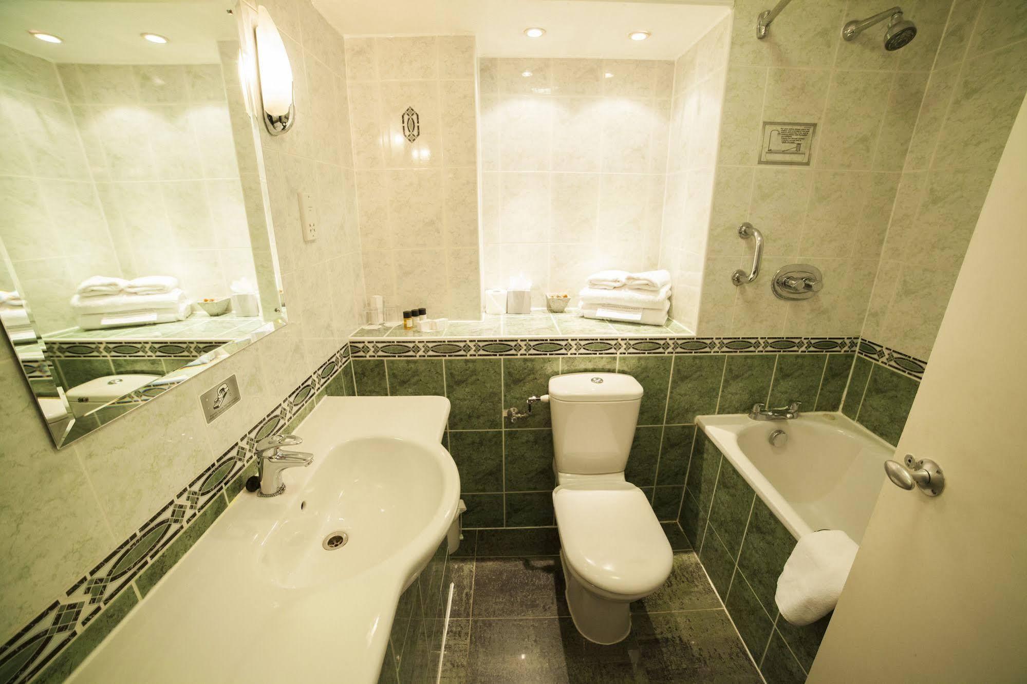 Treehouse Hotell 4*