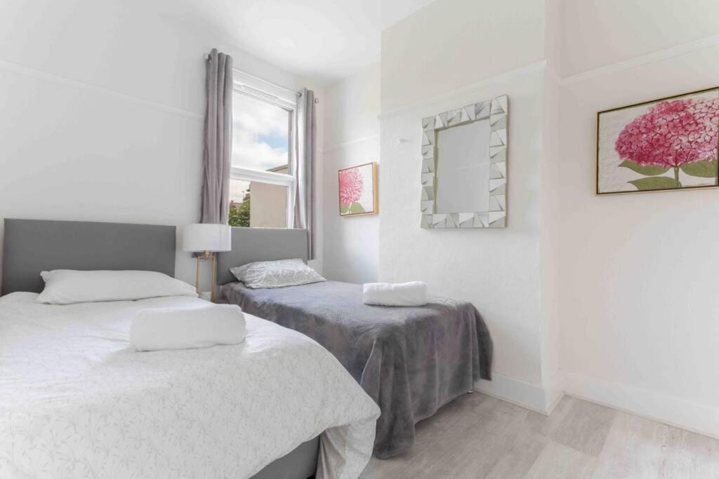 Hébergement de vacances Contemporary 3 Bed House With Spacious Garden Close To Stratford Londres