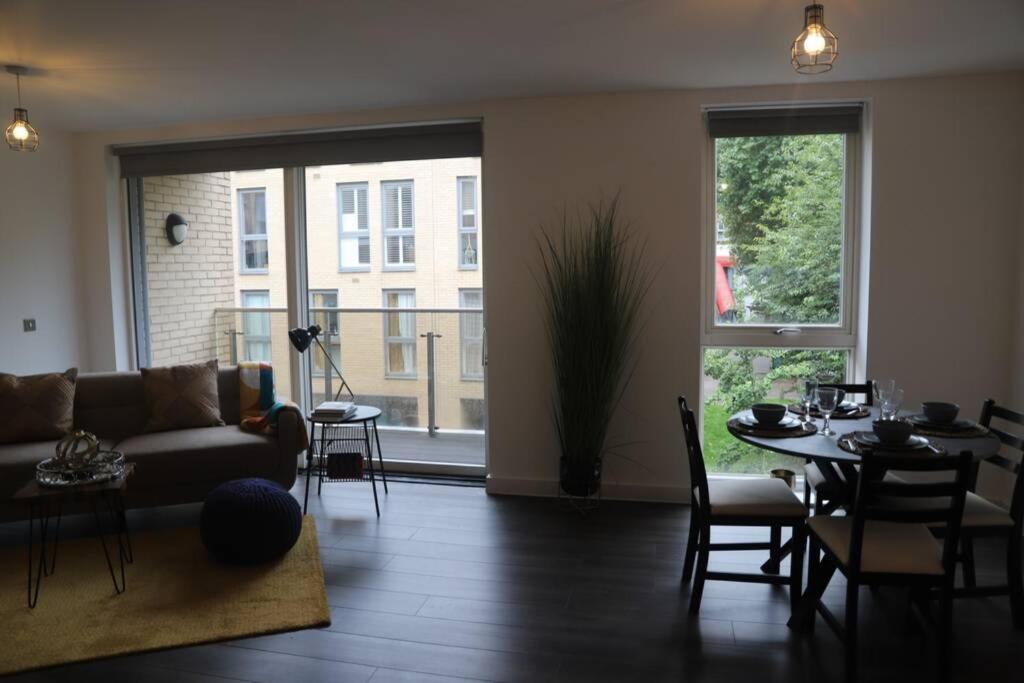 Beautiful 2Bed Apartment 5 Mins From London Bridge. * London