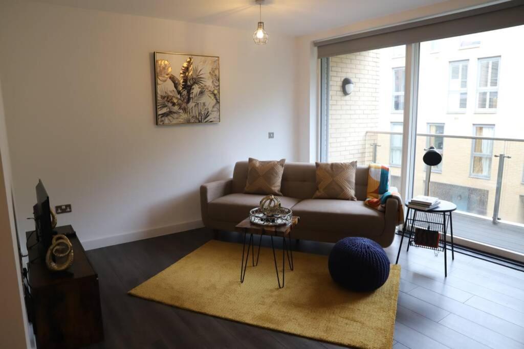 Beautiful 2Bed Apartment 5 Mins From London Bridge. * London