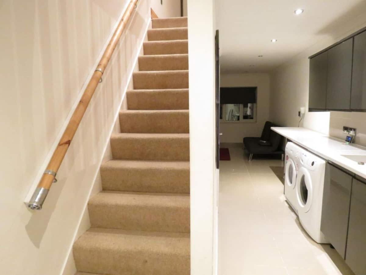 Modern Split Level Flat In Croydon Apartment *