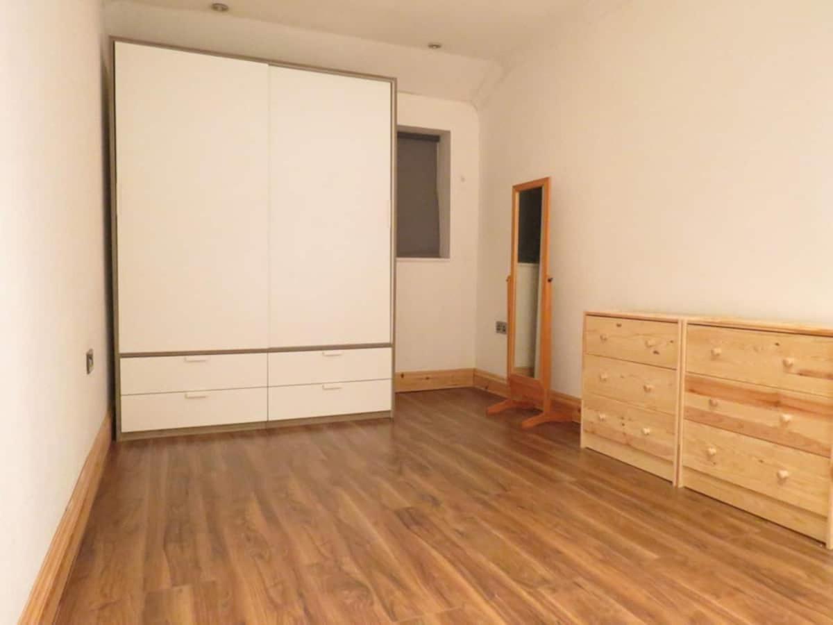 Modern Split Level Flat In Croydon