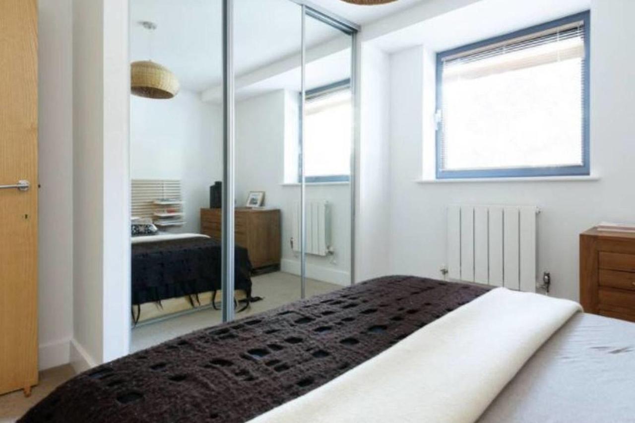 Lägenhet Peaceful Modern 2 Bedroom Flat With Water Views London