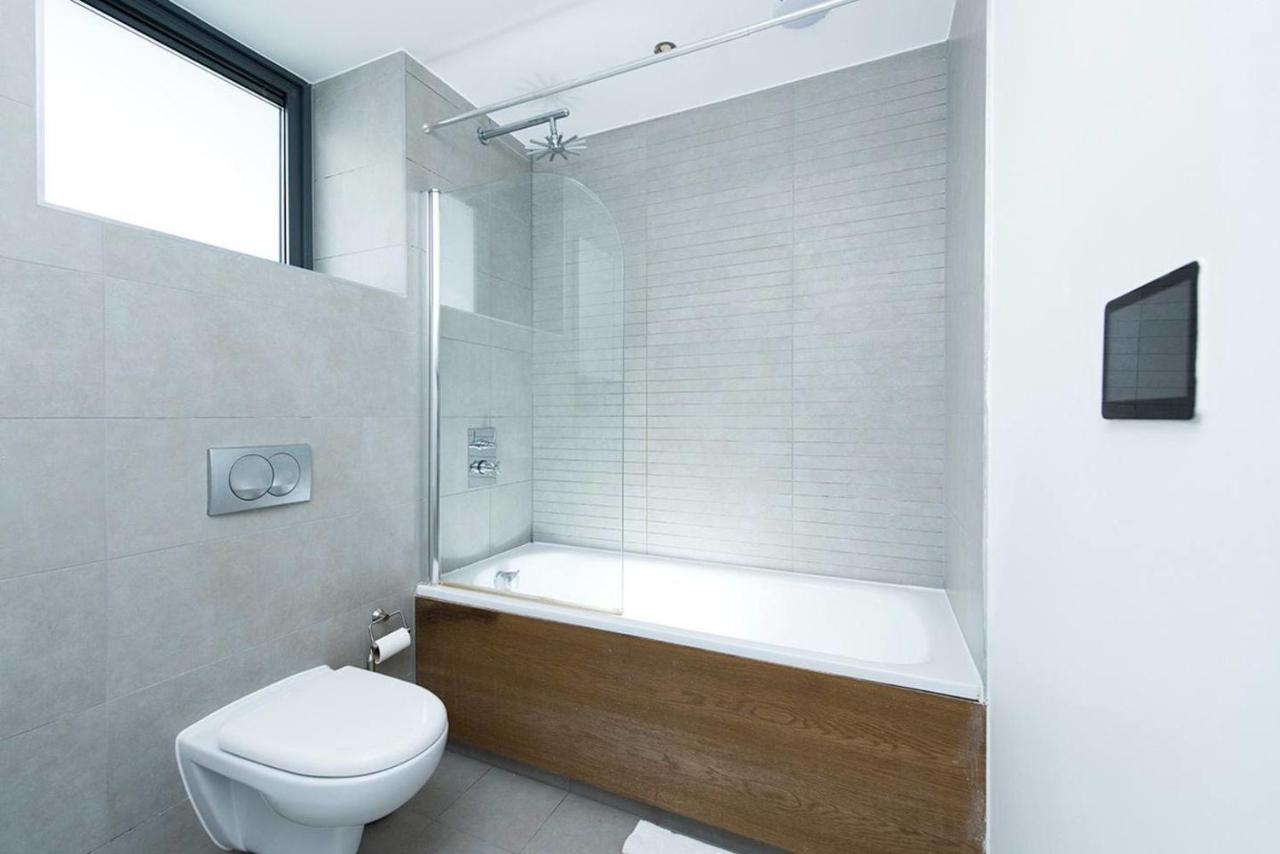 Apartment Stylish 2 Bedroom Flat With Balcony In London