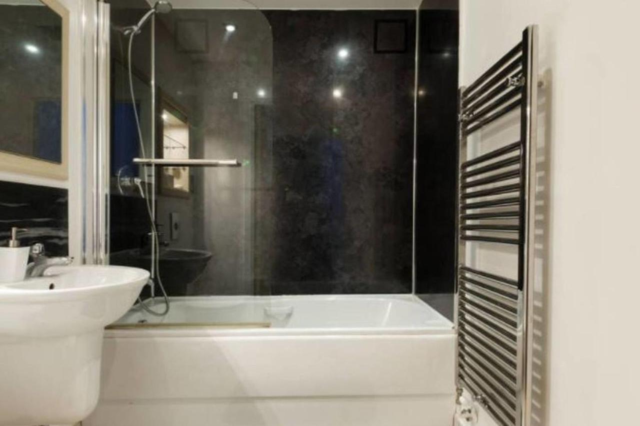 Peaceful Modern 2 Bedroom Flat With Water Views Lägenhet London