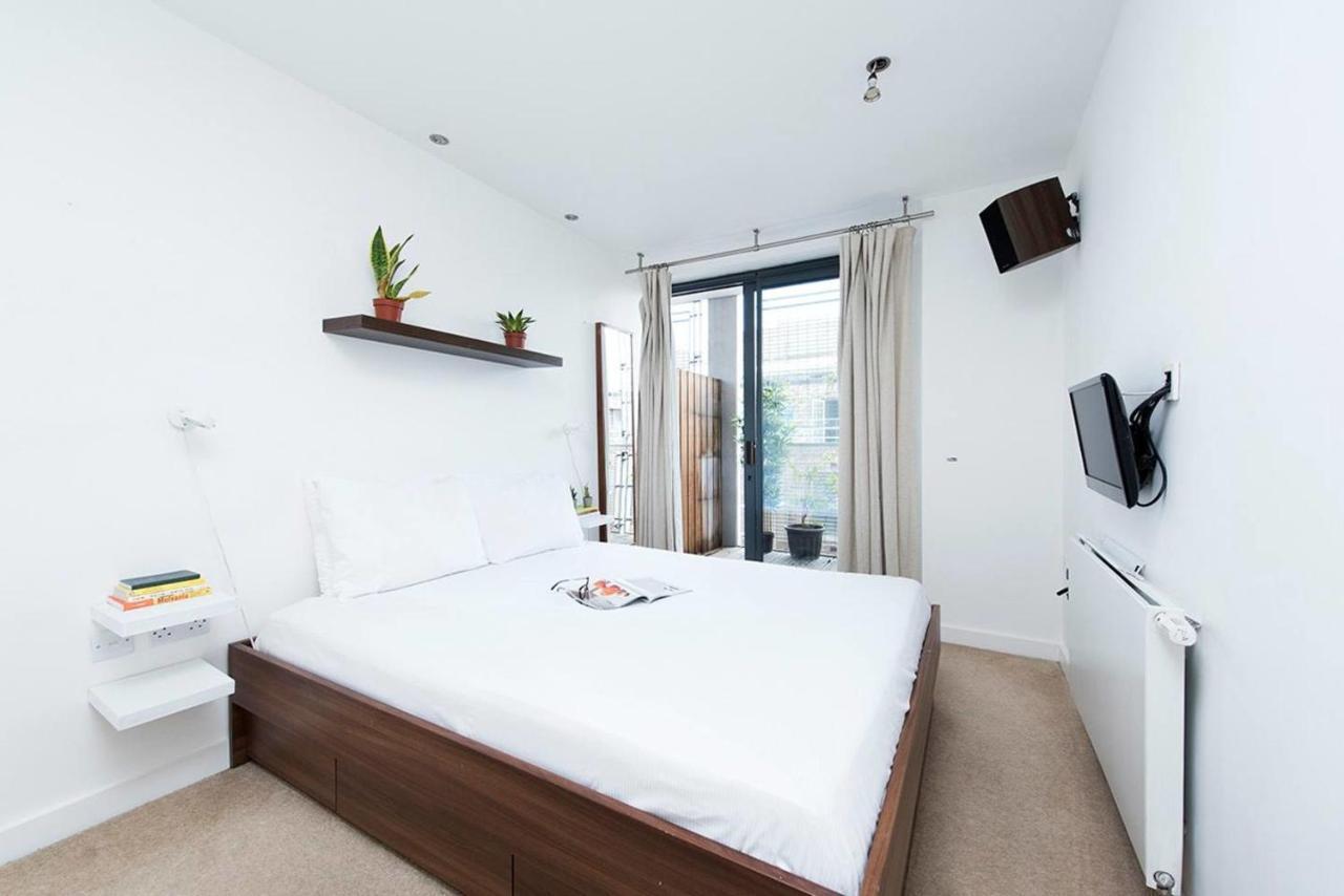 Stylish 2 Bedroom Flat With Balcony In London