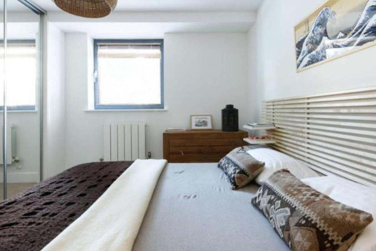Peaceful Modern 2 Bedroom Flat With Water Views *