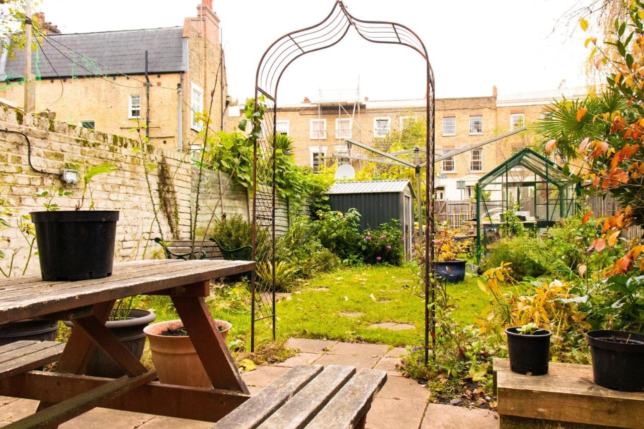 Trendy Two Bed With Private Garden Apartment *