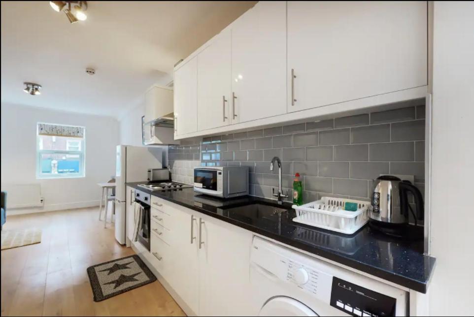 New Spacious 1 Bed Studio Flat In Aldgate Londra