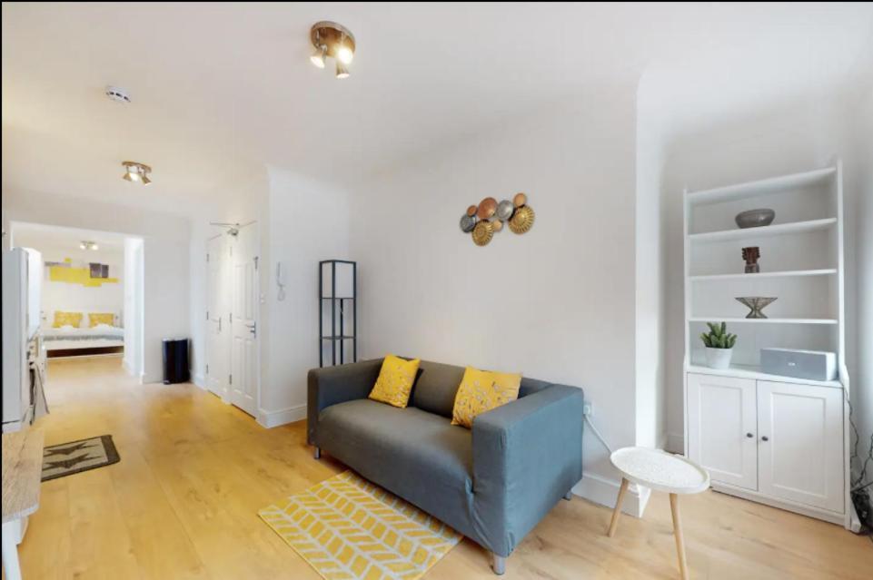 New Spacious 1 Bed Studio Flat In Aldgate Londra