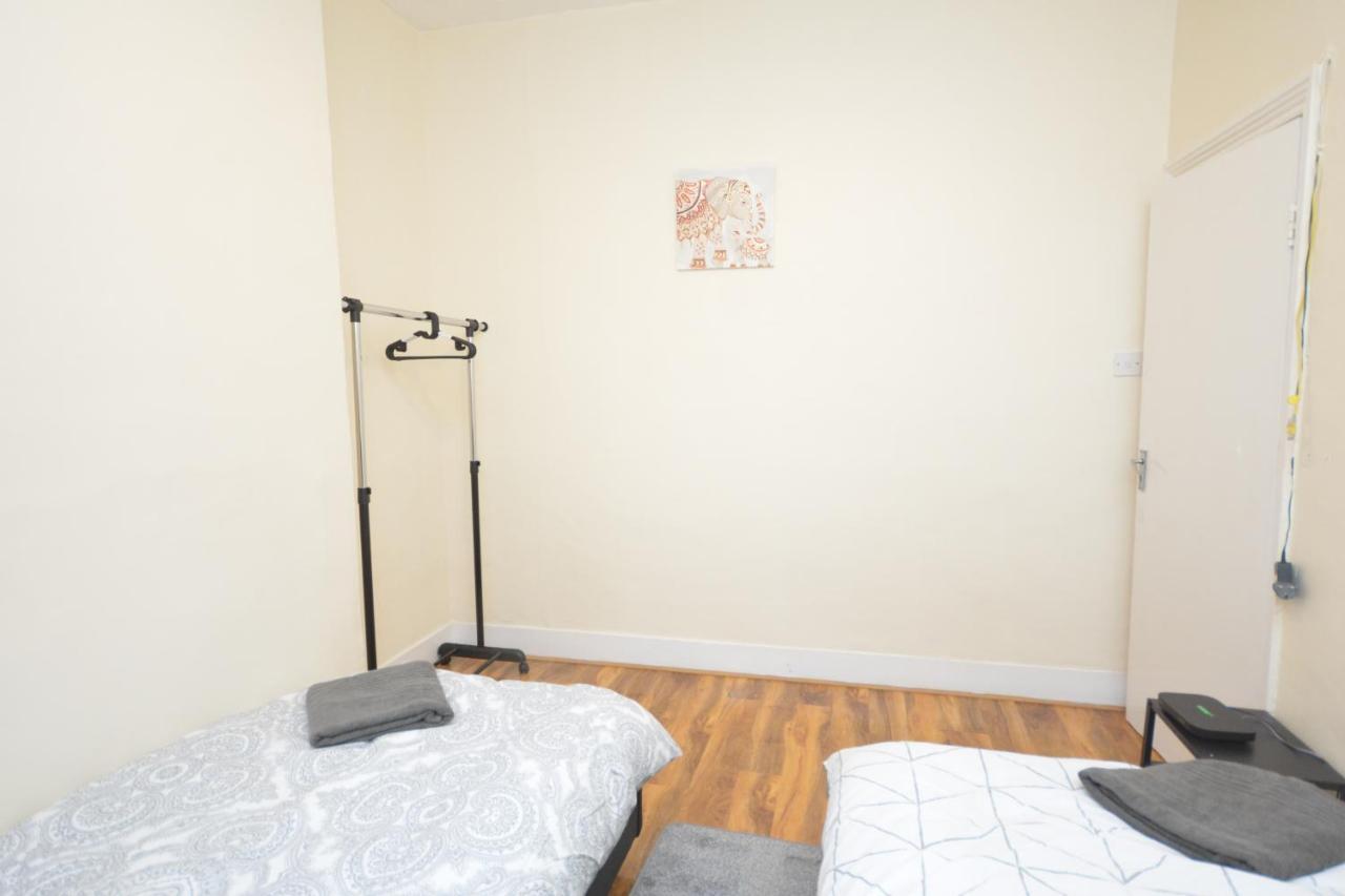 Hébergement de vacances Cheerful 4 Bedroom House In Greater