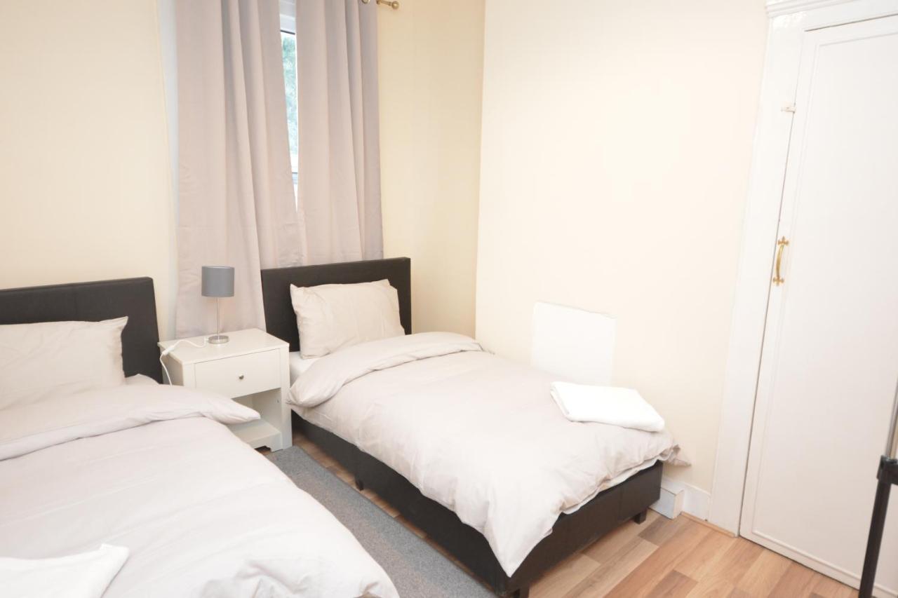 Hébergement de vacances Cheerful 4 Bedroom House In Greater Londres
