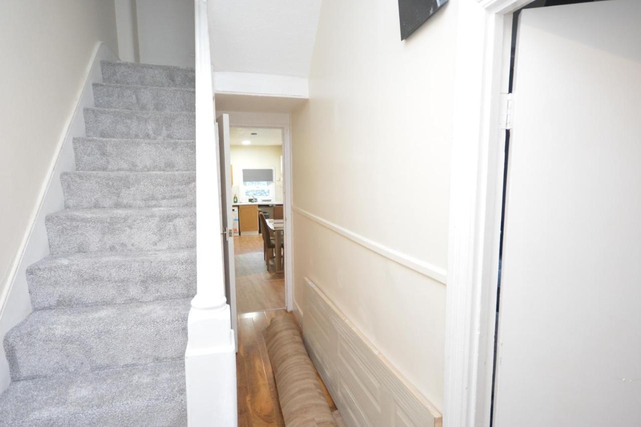 Hébergement de vacances Cheerful 4 Bedroom House In Greater *