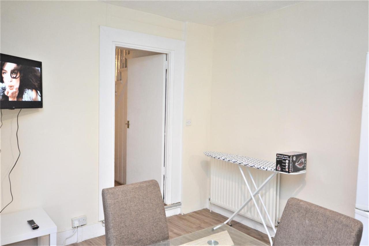 Hébergement de vacances Cheerful 4 Bedroom House In Greater Londres