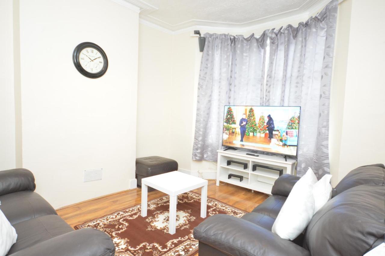 Hébergement de vacances Cheerful 4 Bedroom House In Greater