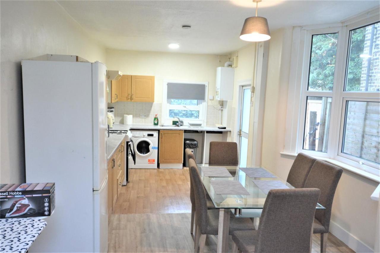 Cheerful 4 Bedroom House In Greater Hébergement de vacances Londres