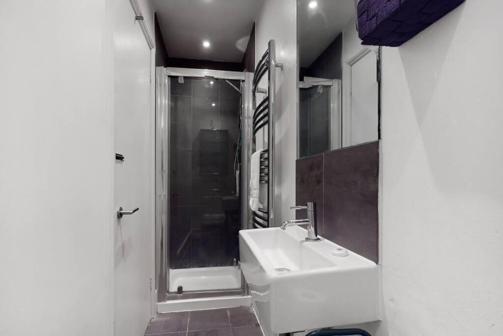 Superb 2 Bed Flat Next To Clapham South Station *