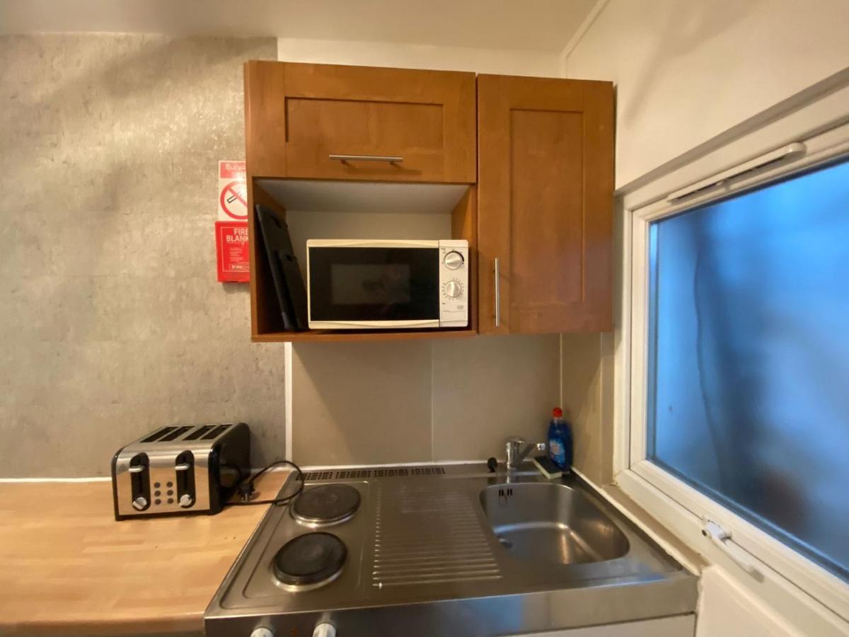 F1-basement Studio Fits 3 Near Paddington Londra