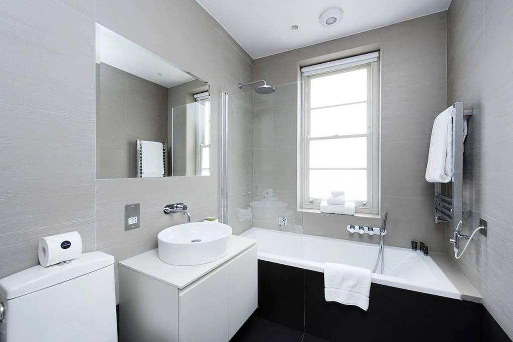 Recently Redecorated Bright 1br Near Shepherds Bush With Parking Soa Lejlighed