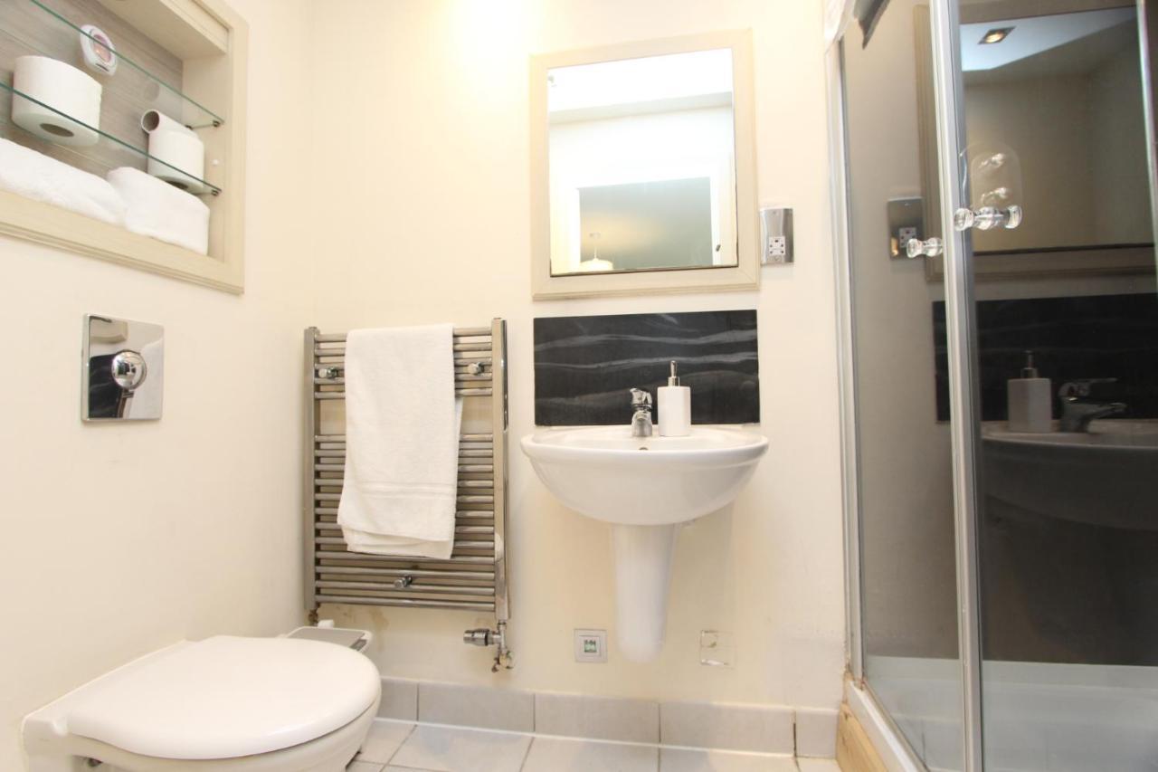Lovely 2-bedroom In Docklands, E14 Appartement *