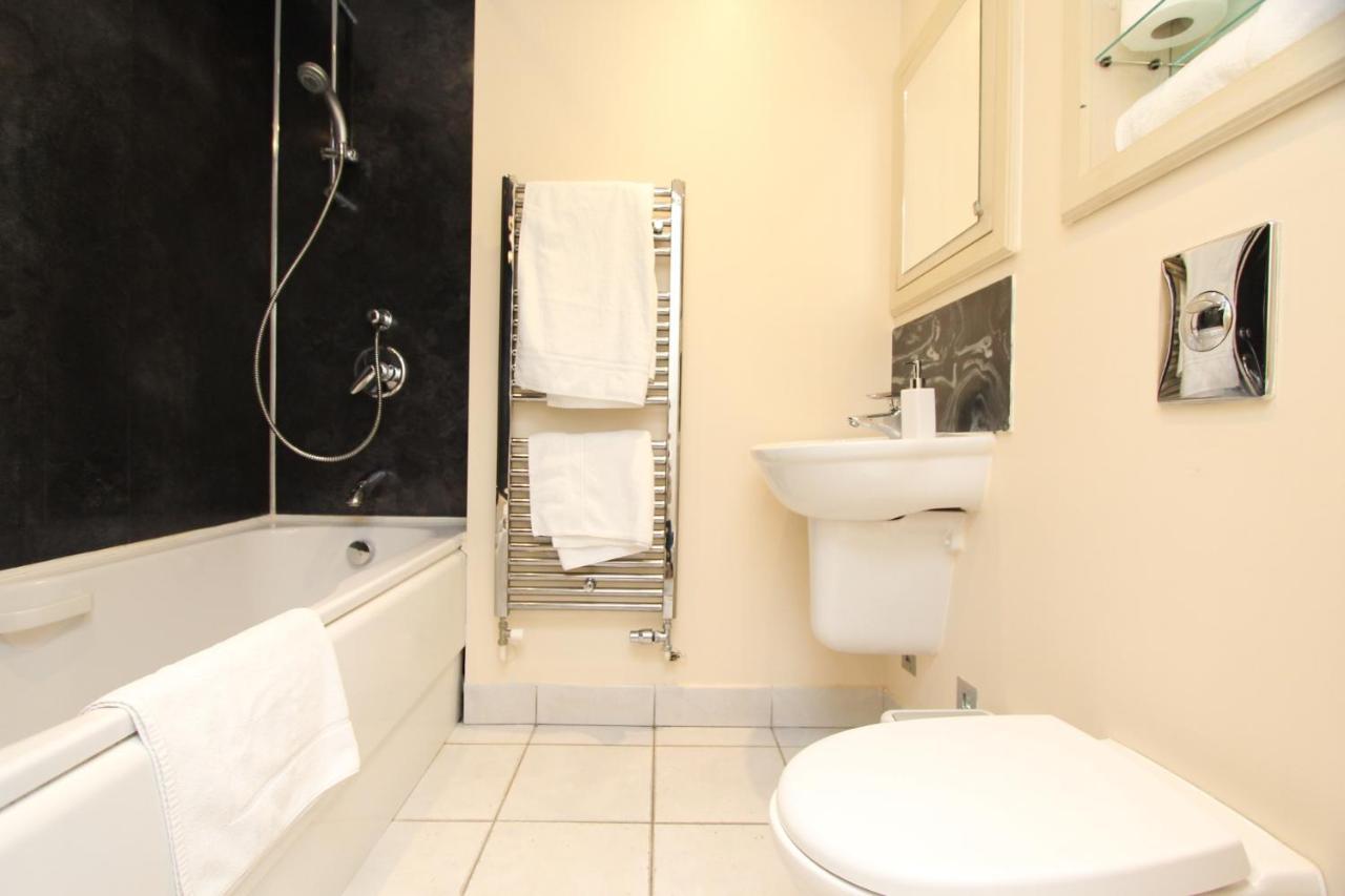 Lovely 2-bedroom In Docklands, E14 Appartement